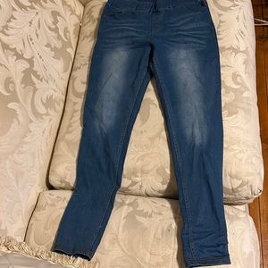 Medium blue pull up jean